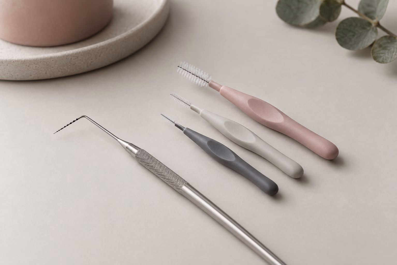 Symbolbild: Parodontalsonde mit Millimeterskala und Interdentalbürsten