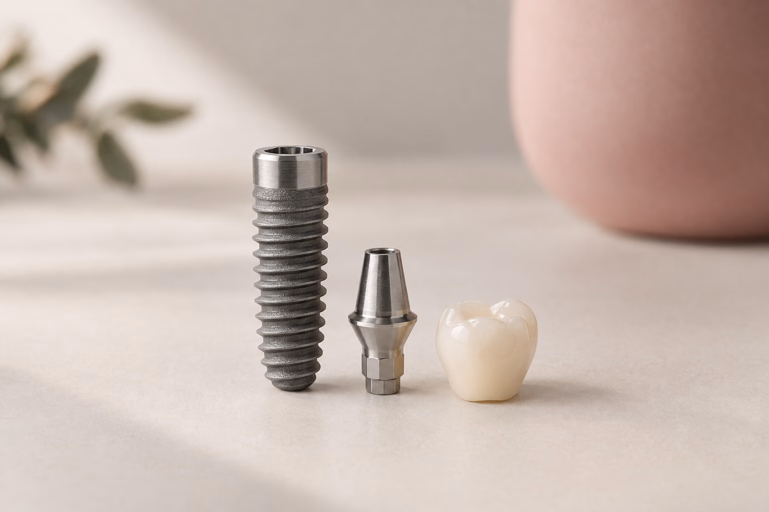 Symbolbild: Titan-Implantatschraube, Abutment und Keramikkrone